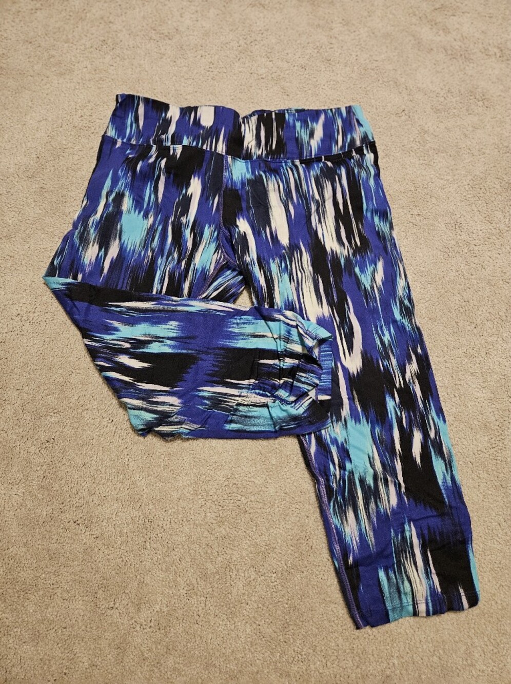 Calvin Klein Blue Black White Wave Print Capri Leggings
